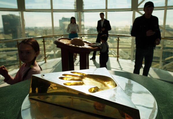 Художественная композиция Аялы алакан (Заботливые руки), с оттиском правой руки президента Казахстана Нурсултана Назарбаева, на смотровой площадке архитектурного сооружения Байтерек в Нур-Султане