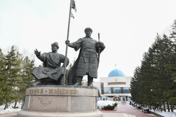 Памятник Керею и Жанибеку в сквере перед Музеем первого президента Республики Казахстан в Нур-Султане