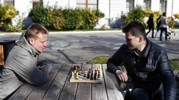 Мужчины играют в шахматы во дворе жилого дома в Севастополе