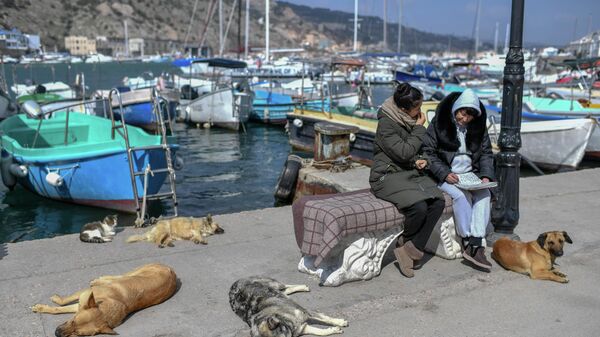 Женщины отдыхают на пристани в Балаклаве