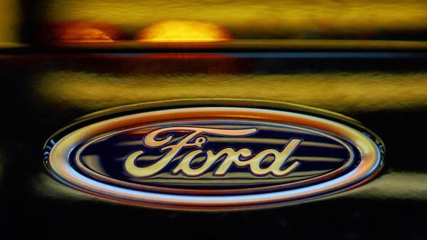 Логотип компании Ford на автомобиле на заводе Ford Sollers во Всеволожске Ленинградской области. Архивное фото