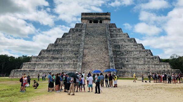 Туристы во время посещения пирамиды Кукулькана в Мексике