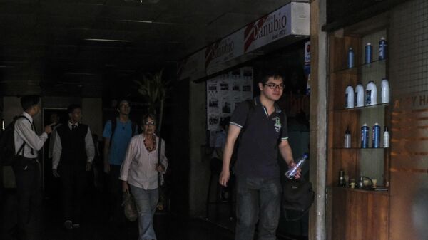 Люди в магазине во время отключения электроэнергии в Каракасе