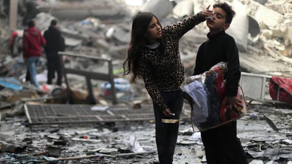 Палестинцы возле своего дома, разрушенного в результате ударов Израиля
