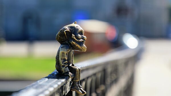 Бронзовая фигура Хомлина на Медовом мосту в Калининграде