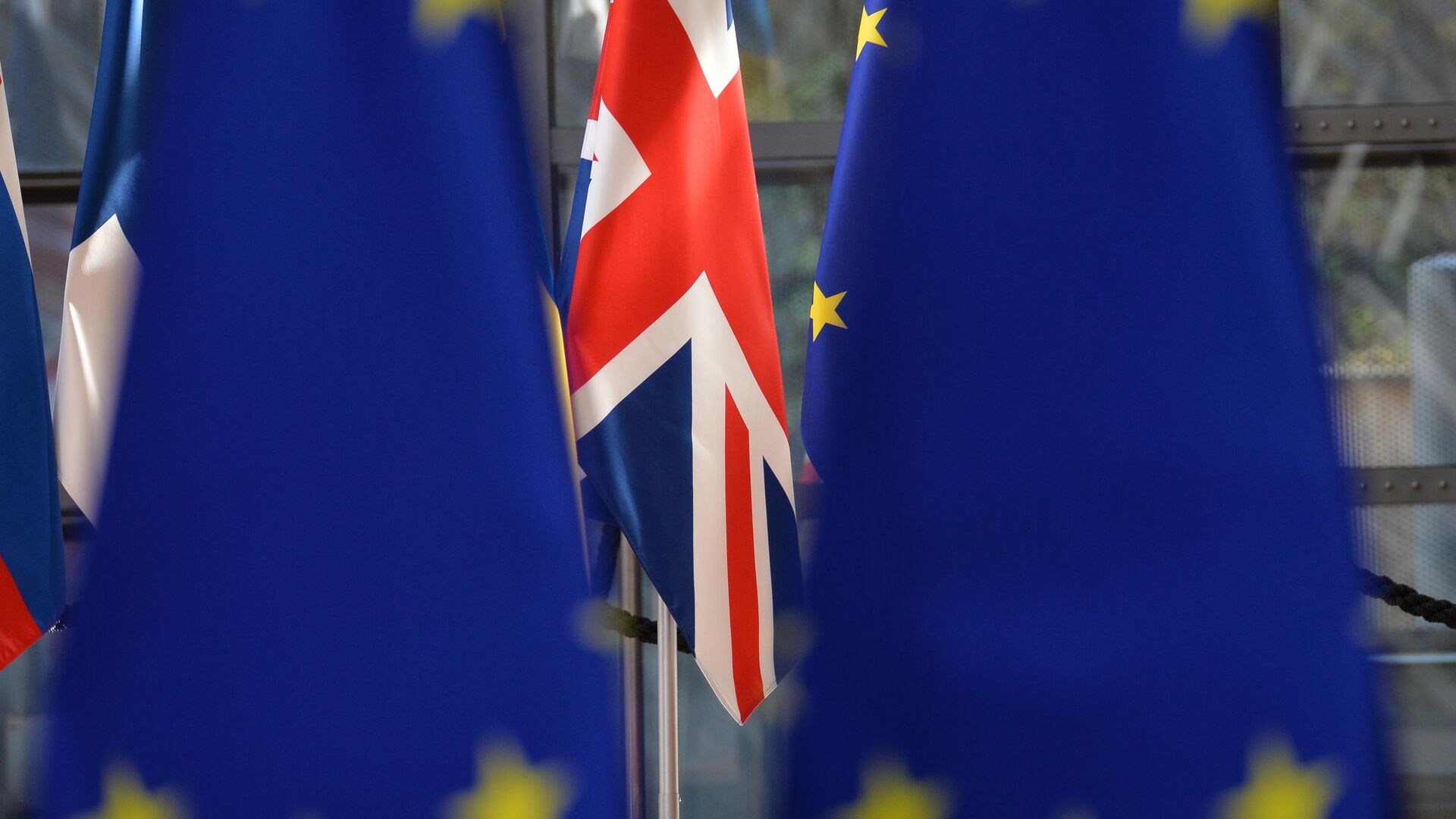Флаги Великобритании и ЕС в здании Еврокомиссии в Брюсселе, где проходит саммит глав государств и правительств Евросоюза в Брюсселе - РИА Новости, 1920, 10.06.2022