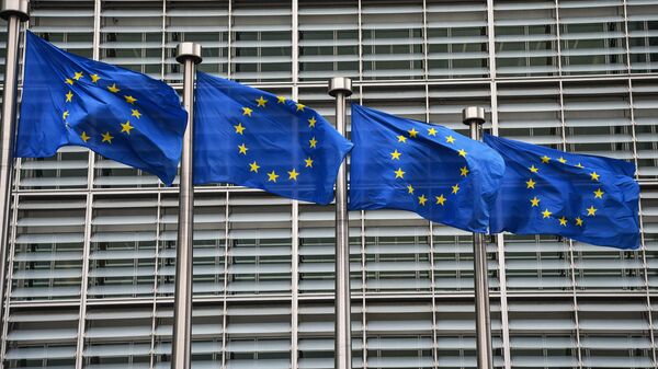 Флаги с символикой Евросоюза у здания Еврокомиссии в Брюсселе