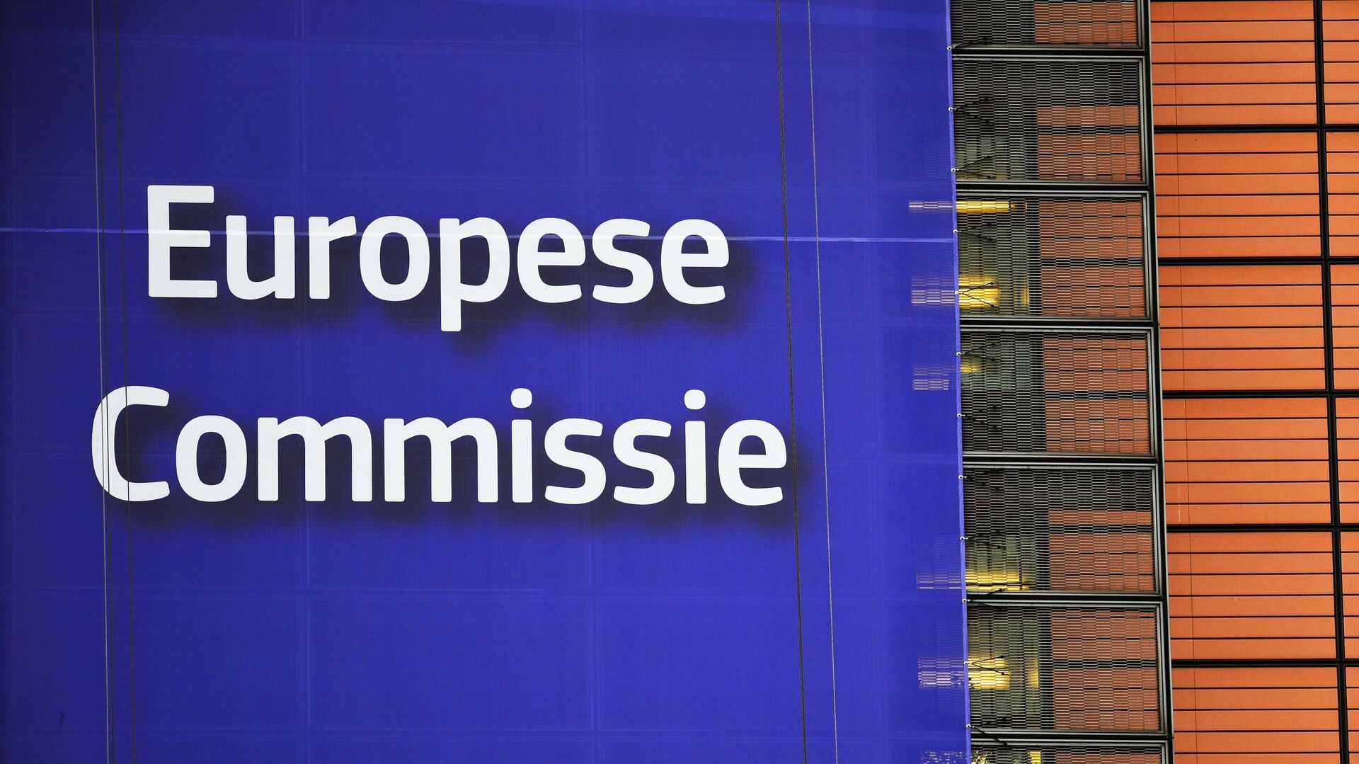 Баннер на здании Европейской Комиссии в Брюссел - РИА Новости, 1920, 16.05.2022