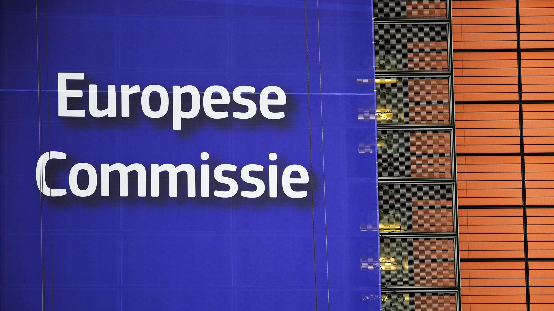 Баннер на здании Европейской Комиссии в Брюссел - РИА Новости, 1920, 23.03.2022