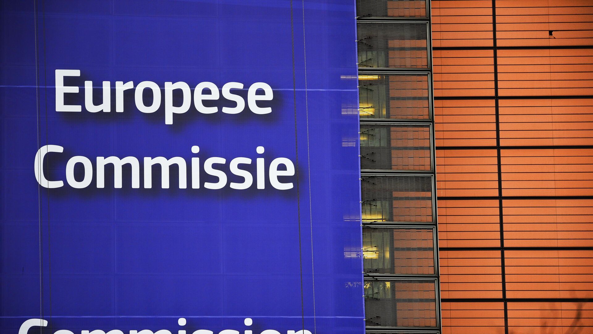 Баннер на здании Европейской Комиссии в Брюсселе - РИА Новости, 1920, 10.05.2022
