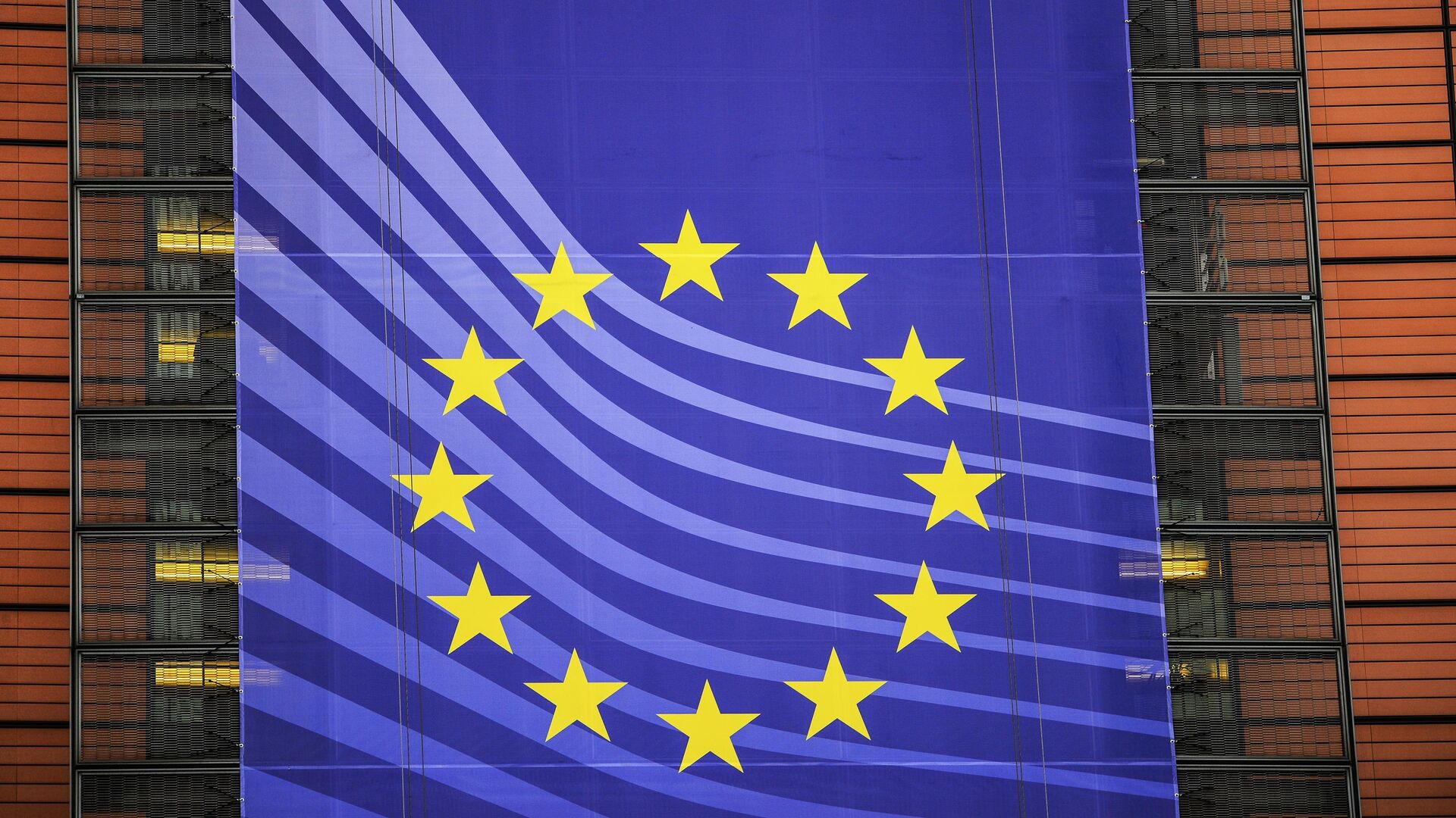 Баннер с символикой Евросоюза на здании Европейской Комиссии в Брюсселе. - РИА Новости, 1920, 15.07.2022
