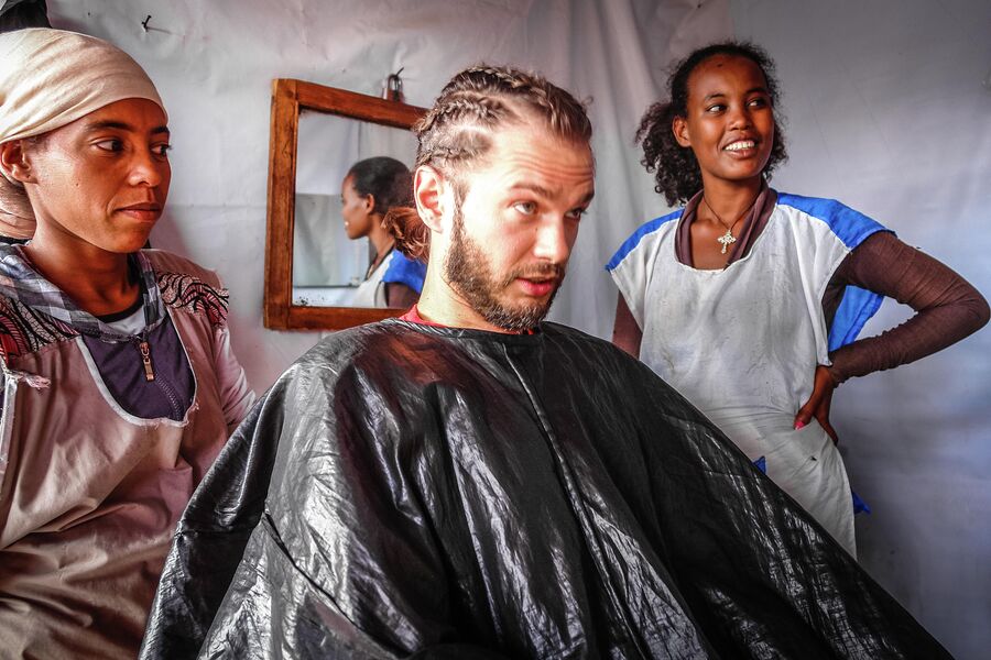 Эфиопия, делаю дреды в парикмахерской в трущобах Аддис-Абебы. 