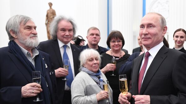 Президент РФ Владимир Путин после церемонии вручения премий президента РФ молодым деятелям культуры и в области литературы и искусства за произведения для детей и юношества за 2018 год