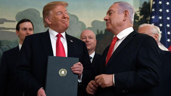 Президент США Дональд Трамп и премьер-министр Израиля Биньямин Нетаньяху после подписания документа о признании суверенитета Израиля над Голанскими высотами. 25 марта 2019 