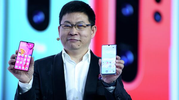 Генеральный директор подразделения потребительских продуктов и телекоммуникационного оборудования Huawei  Ричард Ю  во время презентации нового смартфона P30 в Париже. 26 марта 2019 