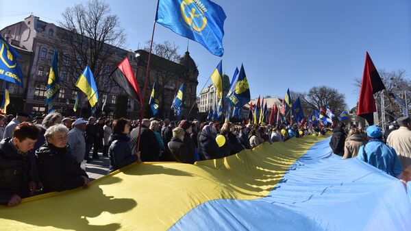 Участники народного вече за честные выборы у памятника Тарасу Шевченко во Львове