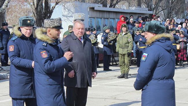 Командир отдельной бригады спецназа ЦВО полковник Альберт Омаров и глава комитета по обороне Госдумы Владимир Шаманов на вручении наград в Тольятти. 26 марта 2019