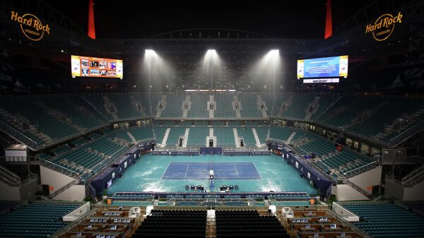 Дождь на центральном корте теннисного турнира Мастерс в Майами