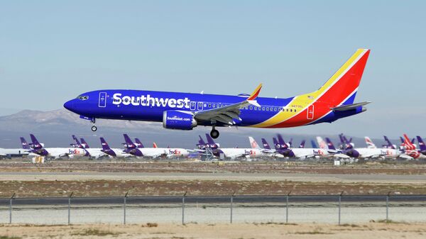 Самолет Boeing 737 Max авиакомпании Southwest Airlines заходит на посадку 