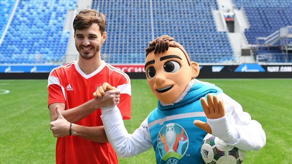 Александр Ерохин и официальный талисман чемпионата Европы по футболу 2020 мальчик Скиллз