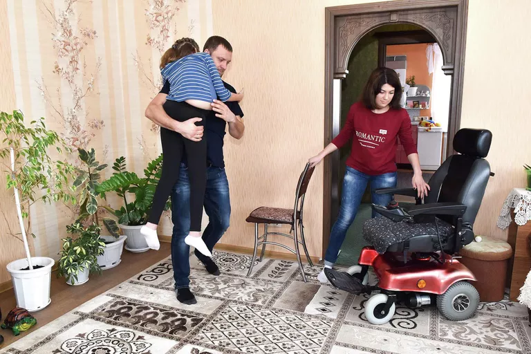Безжалостный диагноз. Настю Мыцыкову спасет операция на позвоночнике Безжалостный диагноз. Настю Мыцыкову спасет операция на позвоночнике