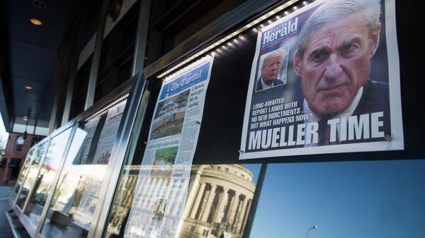 Газеты с изображением спецпрокурора Роберта Мюллера, представленные у здания Ньюзиум в Вашингтоне