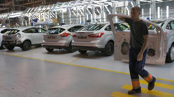 Рабочий в цехе завода Ford Sollers во Всеволжске