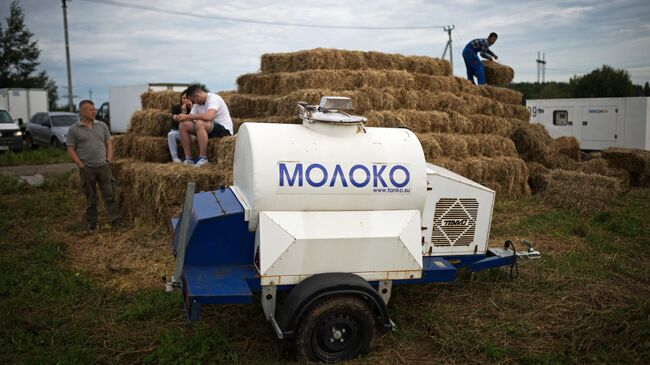 Цистерна для перевозки молока на территории сыроварни Русский пармезан в Московской области