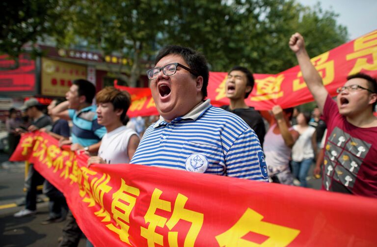 Китайские демонстранты во время акции протеста против национализации Японией островов Дяоюйдао в Ханчжоу