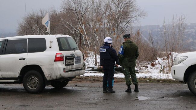 Патруль ОБСЕ у КПП Золотое в Донбассе