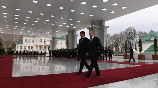 Владимир Путин и президент Киргизии Сооронбай Жээнбеков во время церемонии встречи в Бишкеке. 28 марта 2019