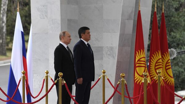 Владимир Путин и президент Киргизии Сооронбай Жээнбеков во время церемонии официальной встречи в Бишкеке. 28 марта 2019