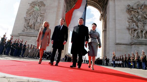 Президент Франции Эммануэль Макарон с супругой Бриджит Макрон и председатель КНР Си Цзиньпин с супругой Пэн Лиюан у Триумфальной арки в Париже