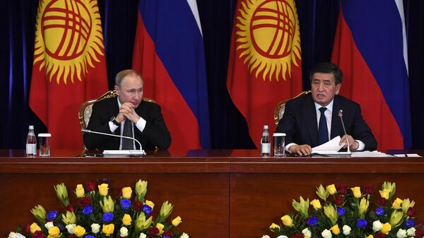 Владимир Путин и президент Киргизии Сооронбай Жээнбеков во время пресс-конференция по итогам российско-киргизских переговоров в Бишкеке. 28 марта 2019