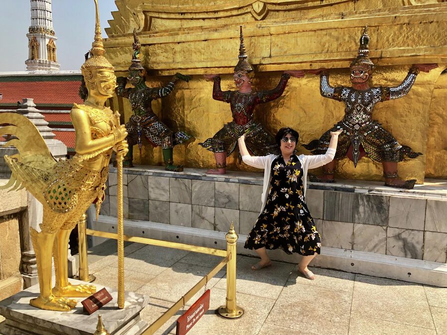 Туристка из Китая позирует для фото, Бангкок, Таиланд 