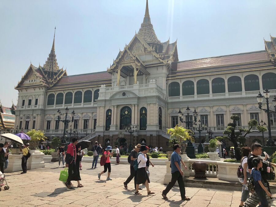 Туристы у главного здания Большого дворца, Бангкок, Таиланд 