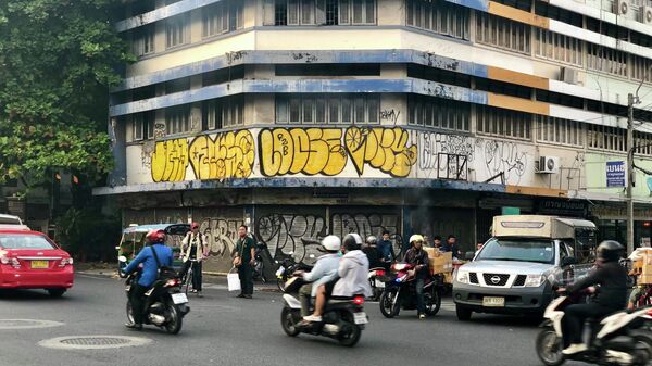 Мотоциклисты на улице Бангкока, Таиланд 