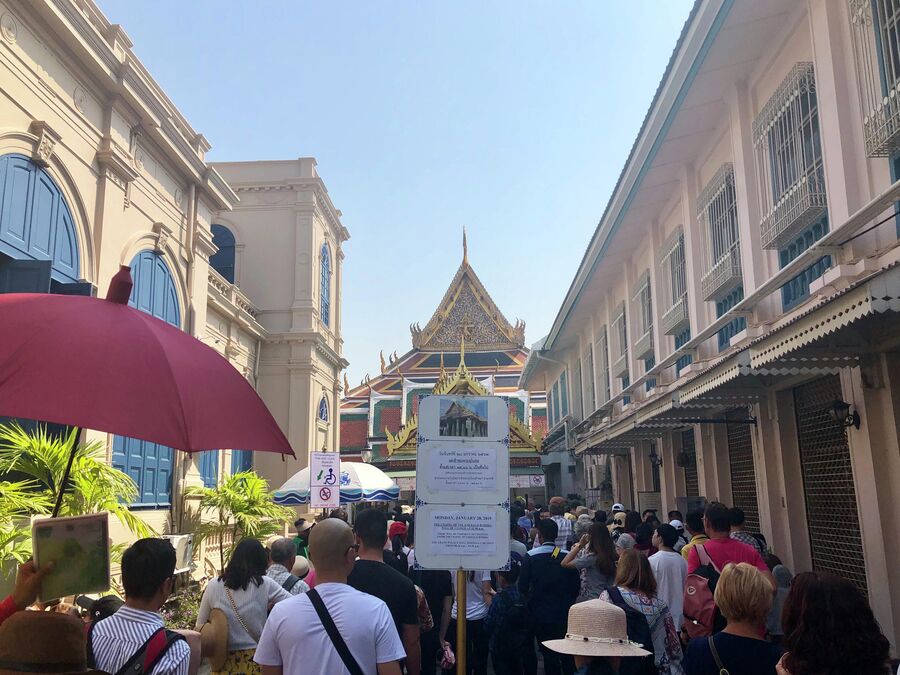 Толпа туристов перед входом в Большой дворец, Бангкок, Таиланд 