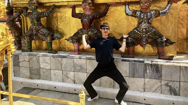 Турист из Китая позирует для фото, Большой дворец, Бангкок, Таиланд