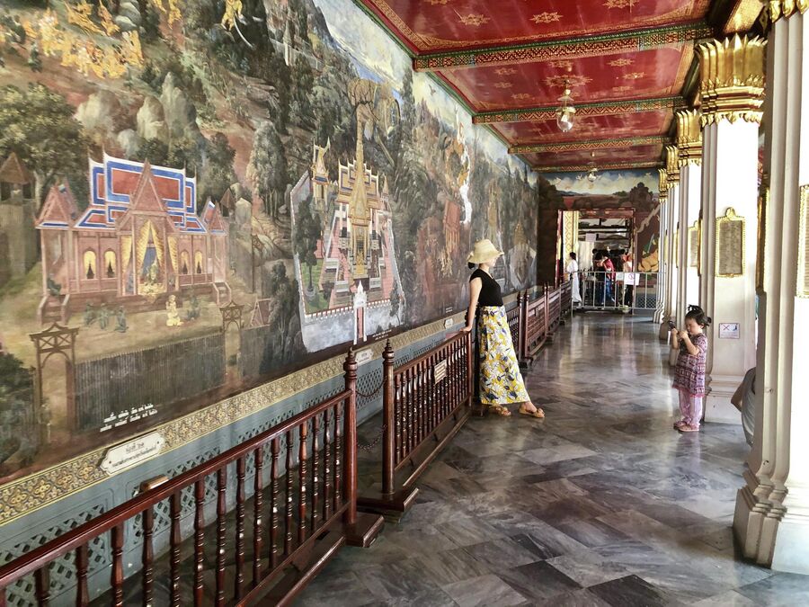 Туристы фотографируются у фрески в Большом дворце, Бангкок, Таиланд 