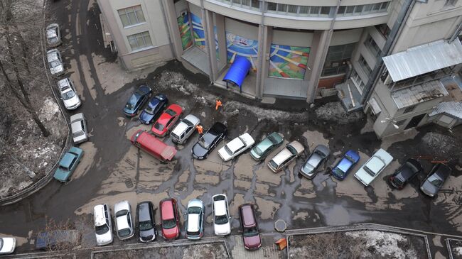 Припаркованные автомобили во одном из дворов Москвы. Архивное фото