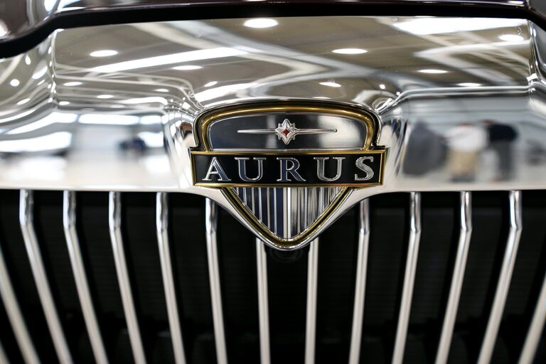 Шильдик автомобиля Aurus  в Государственном научном центре РФ ФГУП НАМИ 