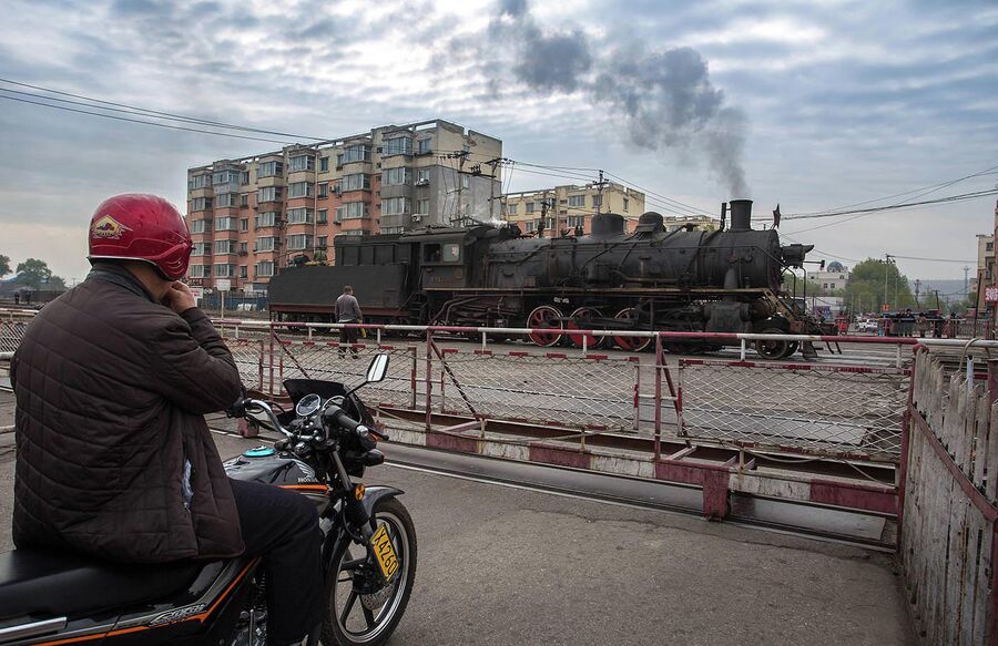 Китайский город Фусинь, провинция Ляонин. Здесь до недавнего времени (2017 год) железная дорога обслуживалась паровозами