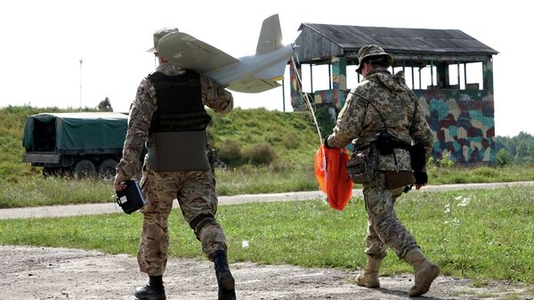 Украинские военные с беспилотным летательным аппаратом на Яворивском полигоне во Львовской области