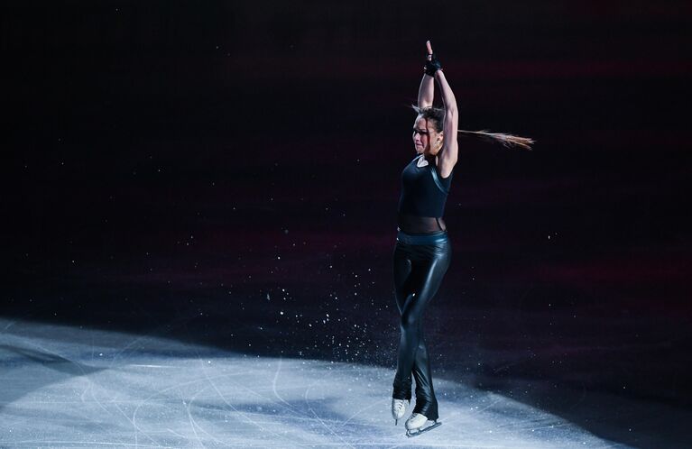 Алина Загитова (Россия) участвует в показательных выступлениях на чемпионате мира по фигурному катанию в Сайтаме