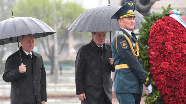 Владимир Путин и президент Киргизии Сооронбай Жээнбеков во время церемонии возложения венка к Вечному огню в Бишкеке. 28 марта 2019