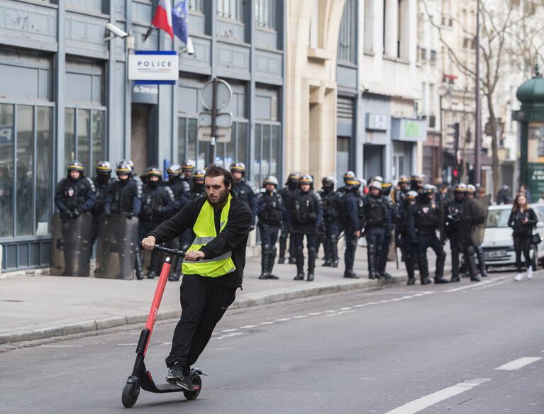 Участник акции протеста жёлтых жилетов в Париже