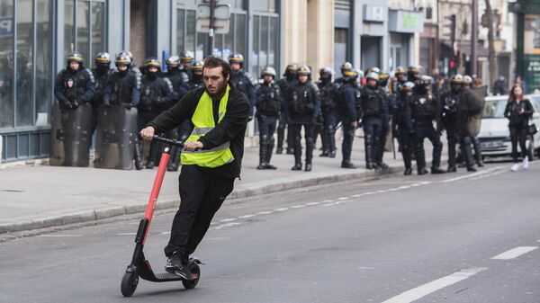 Участник акции протеста жёлтых жилетов в Париже