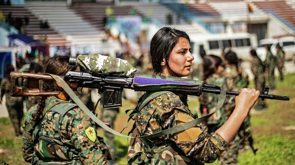 Отряд женской самообороны на военном параде, посвященном полному уничтожению последнего оплота ИГ (запрещенная на территории РФ международная террористическая организация) в восточной Сирии