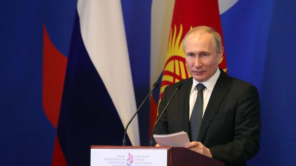 Владимир Путин выступает на пленарном заседании Восьмой российско-киргизской межрегиональной конференции в Бишкеке. 28 марта 2019
